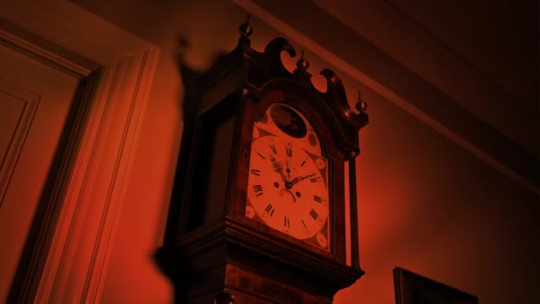Twisting Nuit Cauchemar Ombres Sur Horloge Dans Lumière — Video