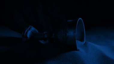 Adam Karanlık Mağarada Altın Kupa 'yı aldı