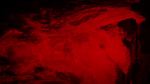 Büyük Okyanus Dalgaları Kayalara Karşı Kırmızıya Parçalandı — Stok video