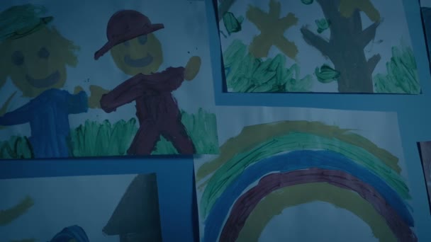 Malowidła Dziecięce Ścianie Klasy Godzinach Wieczornych — Wideo stockowe