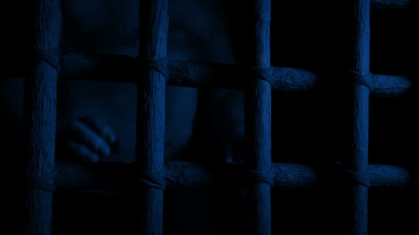 Ember Rácsot Tart Majd Sötét Börtönben Távozik — Stock videók