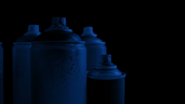 Dunkeln Gebrauchten Spraydosen Vorbei — Stockvideo