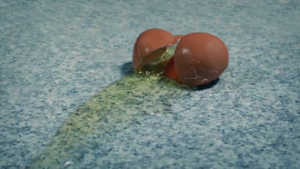 Telur Menetes Lantai Dan Pecah Terbuka — Stok Video
