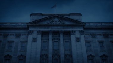 Akşam Buckingham Sarayı 'nın önünde.
