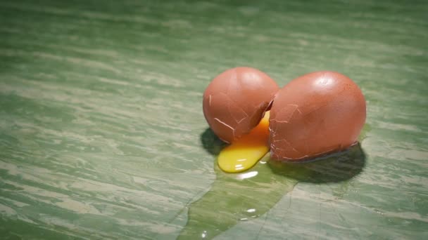 キッチンフロアの卵の滝とブレイクス オープン — ストック動画