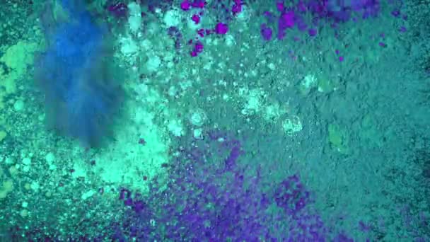 Poudres Bleues Éclatantes Éclaboussant Dans Accumulation Colorée — Video