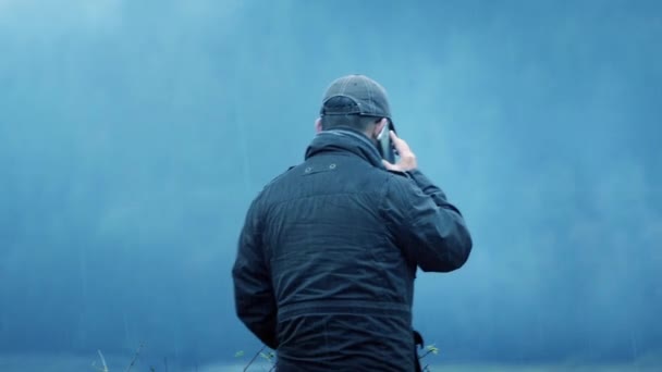 Mężczyzna Rozmawia Przez Telefon Zewnątrz Deszczu — Wideo stockowe