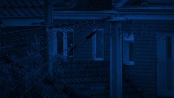 Huset Ljus Och Utanför Bakom Telefonstolpe Regnig Natt — Stockvideo