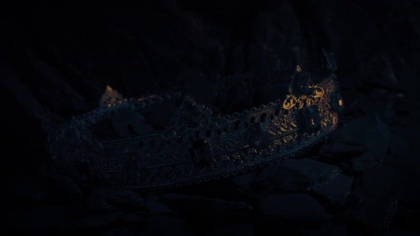 Mücevherli Altın Taç Mağarada Fantezi Sahnesi — Stok video