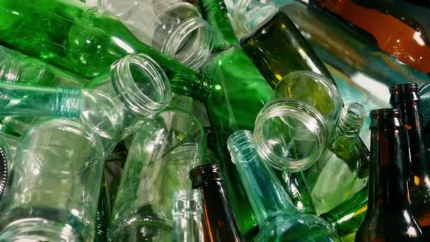 Botellas Vidrio Mixto Pile Moving Shot — Vídeos de Stock