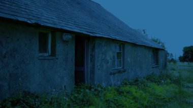 Karanlık çöktüğünde, kırsal kesimde eski bir ev.