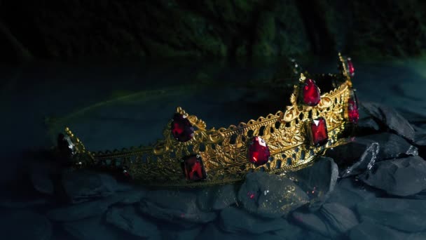 明らかにされる金の冠が付いている洞窟からの水引き — ストック動画