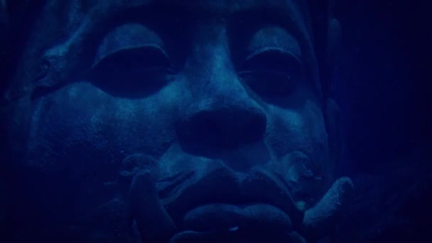 Δύτης Εξερευνά Αρχαίο Άγαλμα Κάτω Από Νερό — Αρχείο Βίντεο