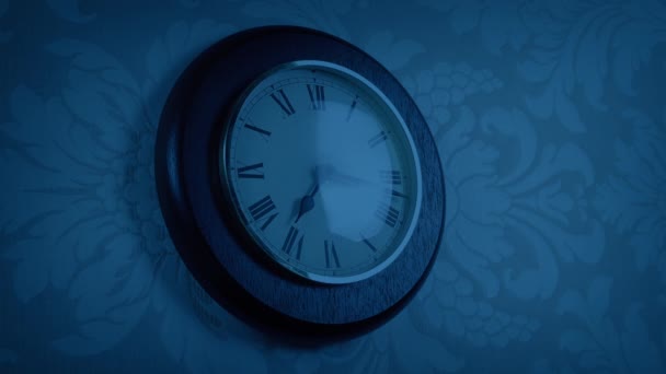 暗い部屋で時計を渡る男の反射 — ストック動画