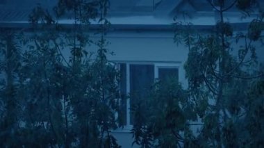 Akşam Ayrıntıları Üzerine Şiddetli Yağmurlu Bina