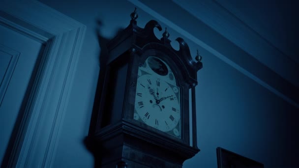 Die Uhr Des Großvaters Dunklen Haus — Stockvideo
