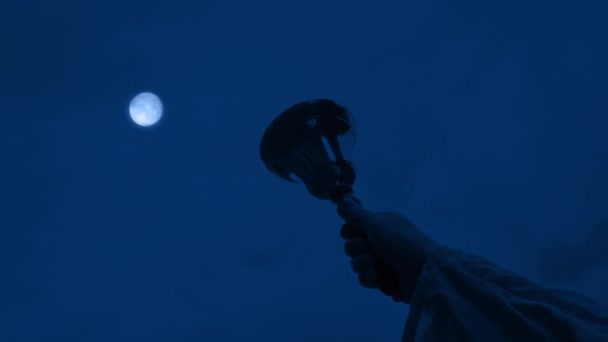 Mann Läutet Glocke Mit Mond Oben — Stockvideo