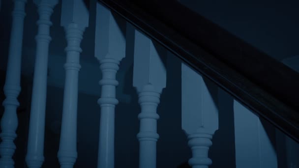 ダークハウスで階段を渡る — ストック動画