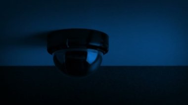 Karanlık Ofiste Kırmızı Işıklı CCTV Kubbesi