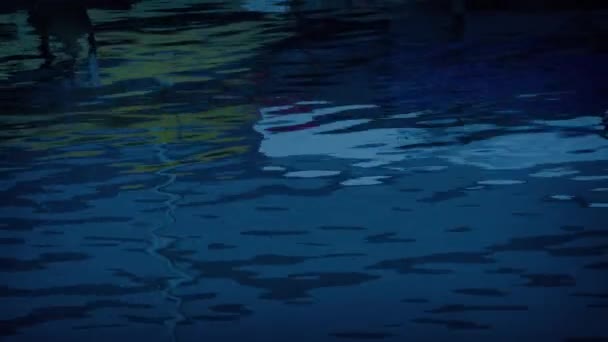 Los Barcos Reflexionan Sobre Agua Por Noche — Vídeos de Stock