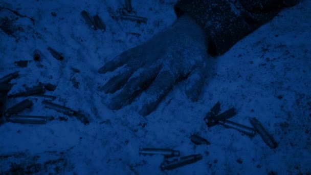 Ramię Martwego Żołnierza Śnieżnym Polu Bitwy Nocy — Wideo stockowe