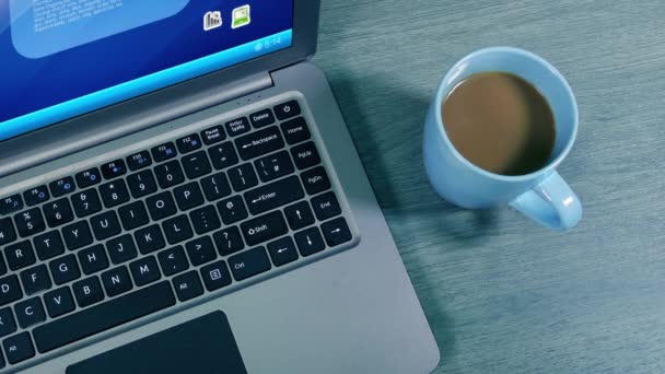 在家中或办公室的电脑上意外洒上咖啡 — 图库视频影像