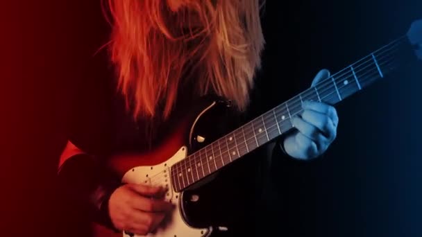 ステージ上でのヘビーメタルギタリストの演劇 — ストック動画