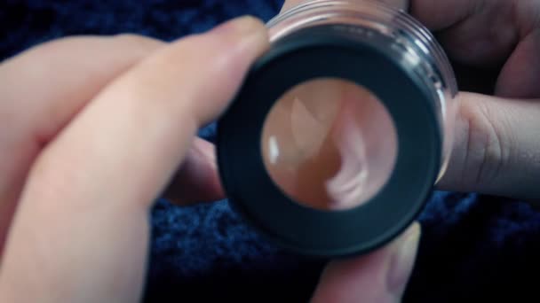 Une Personne Examine Diamant Avec Loupe — Video