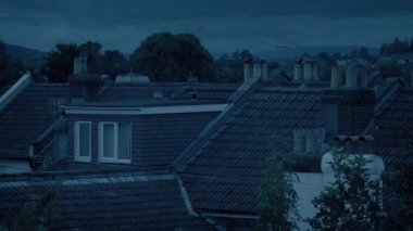 Akşam Varoşlarında Ev Çatıları Manzarası