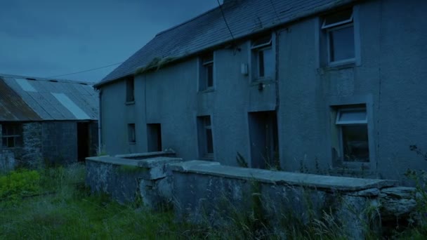 Antigua Casa Abandonada Por Noche — Vídeo de stock