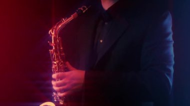 Enerjik Saksafoncu Sahnede Sahne Aldı