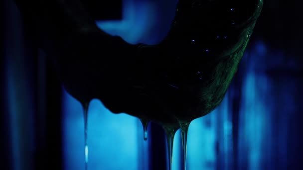 Alien Organisme Goutte Slime Dans Noir — Video
