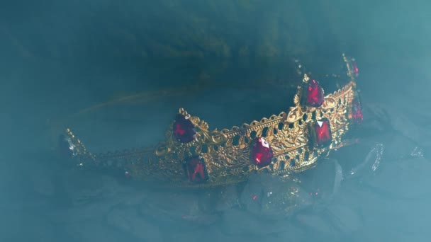 Królewska Korona Mglistej Jaskini Odpływem Wody — Wideo stockowe