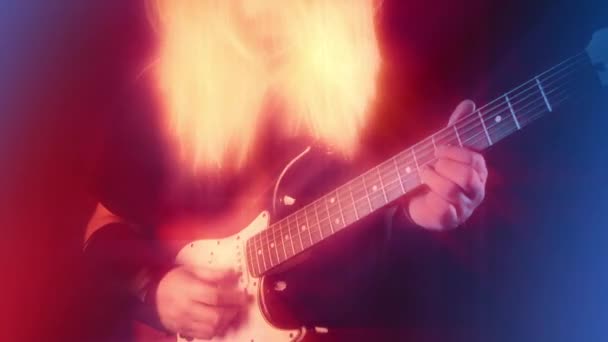 Guitarrista Rock Con Brillante Pelo Brillante — Vídeos de Stock
