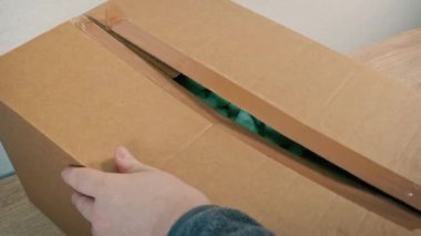 Adam Kutuyu Kesiyor ve Genel Ürünleri Çıkartıyor