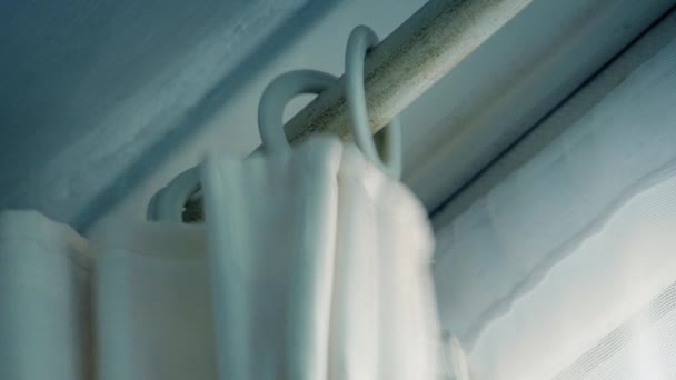 窗帘关闭或打开的衣服 — 图库视频影像