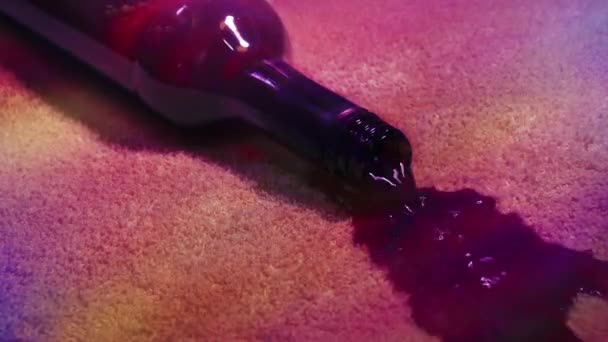 Μπουκάλι Κρασιού Έπεσε Στο Πάτωμα Στο Κόμμα — Αρχείο Βίντεο