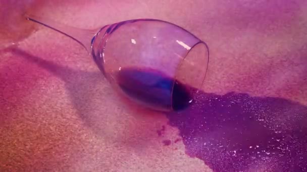 Glas Wein Fällt Bei Party Auf Den Boden — Stockvideo