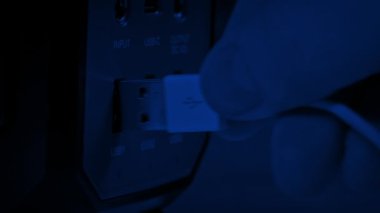 USB kablosu takılı ya da karanlıkta çıkarılmış