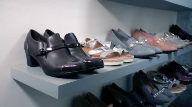 Mağazada Kadın Ayakkabısı Geçirmek, Markasız, Genel