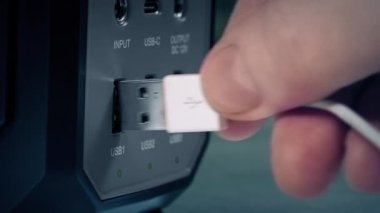 Kişi Eklentileri ya da USB Kablosunu Çıkartır