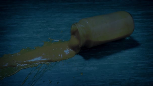 黑暗厨房里酱汁倒在地板上的罐子 — 图库视频影像