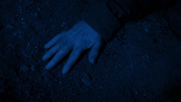 人的臂膀在夜晚的地面上 — 图库视频影像