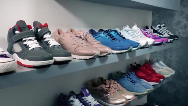 Shoe Store Moving Shot Generic Brandless Sneakers — Stock Video