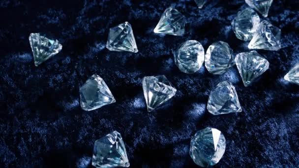 Homme Ramasse Diamant Gros Plan — Video