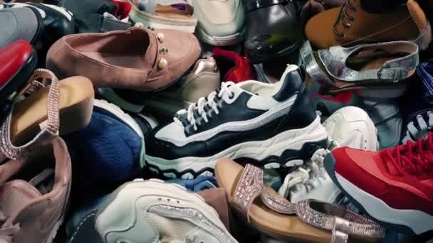 Людина Підбирає Взуття Тріфт Магазин Центр Переробки Взуття Бренду — стокове відео
