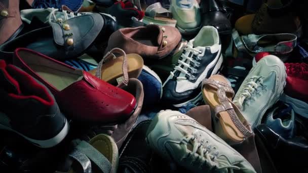 Haufen Gemischter Schuhe Goodwill Brandless Generika — Stockvideo