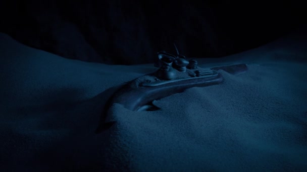 暗い洞窟でピックアップされた海賊銃 — ストック動画