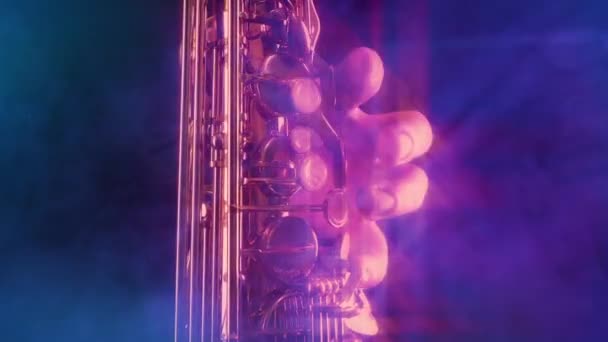 Saxofonista Joga Palco Com Brilhos Clarões — Vídeo de Stock