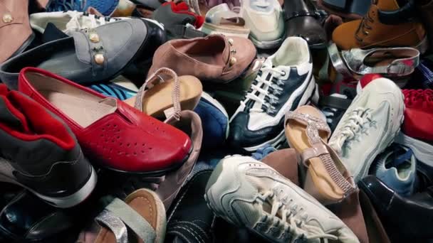 Hayırseverlik Ayakkabıları Yığını Damgasız Genelleme — Stok video